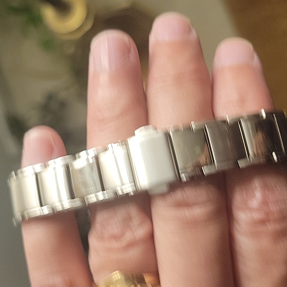 Kenneth Cole Reaction womens watch. Silver. Great condition. Needs battery - Picture 2 of 2